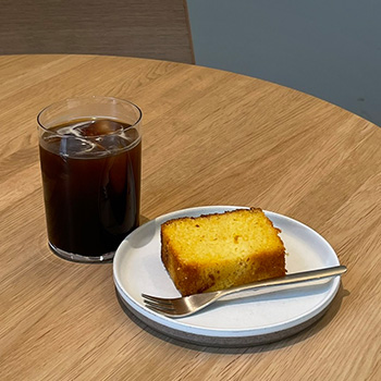 甘いスイーツとブラックコーヒーとK-POP