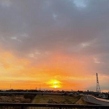 スマホで夕焼けに染まった無数の空を撮影
